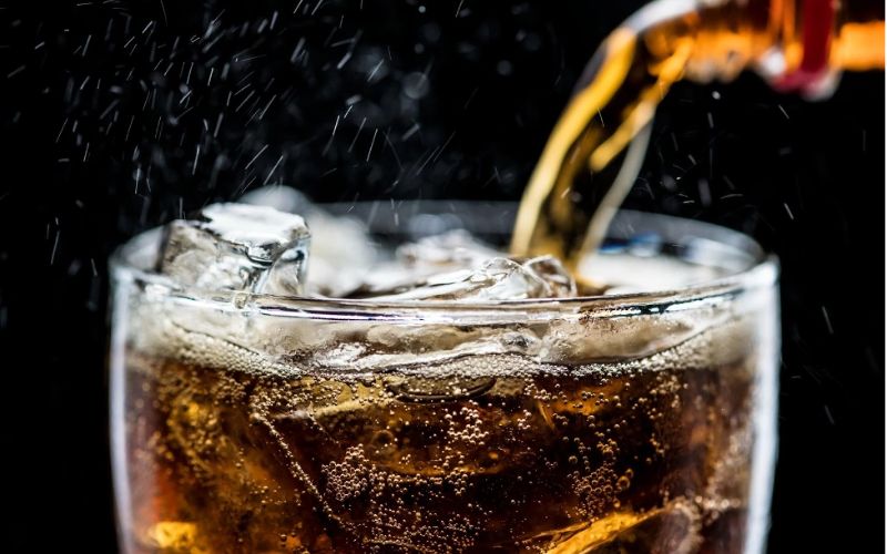 Nước ngọt có ga thường nhiều đường HFCS gây chậm trao đổi chất, tích tụ mỡ