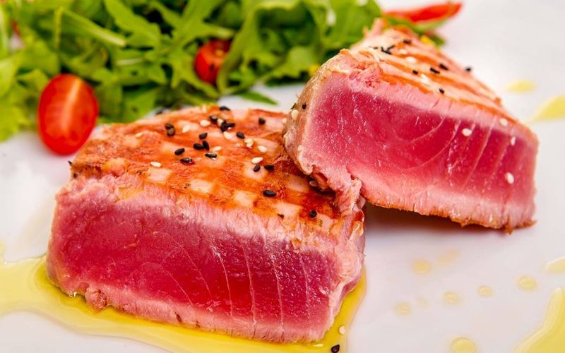 Cá ngừ giàu vitamin A và nhóm B, protein, omega-3, tốt cho người tập luyện, cung cấp năng lượng