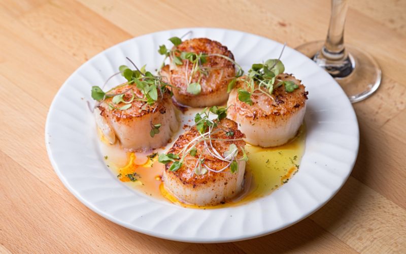 Sò điệp là nguồn protein nạc dồi dào, ít calo, phù hợp cho phát triển cơ bắp