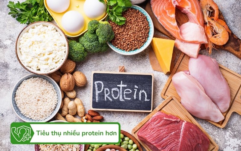 Tăng cường protein (1.5-2.3g/kg cân nặng) và chia đều các bữa để phát triển cơ hiệu quả