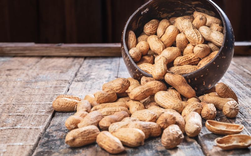 Đậu phộng giàu protein và chất béo lành mạnh, dễ dàng kết hợp vào bữa ăn