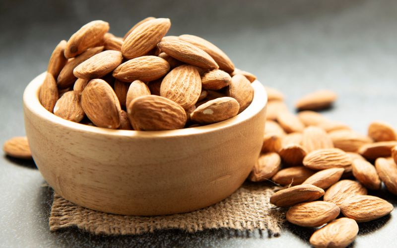 Hạnh nhân cung cấp protein, vitamin E, magiê và phốt pho, lý tưởng cho người tập luyện cường độ cao
