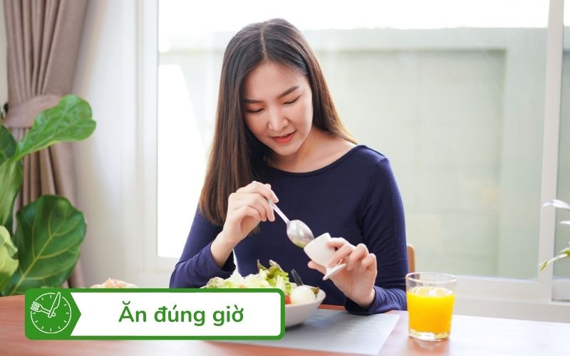 Ăn đúng giờ, đặc biệt là bữa giàu protein trước và sau khi tập, để tối ưu hóa phát triển cơ