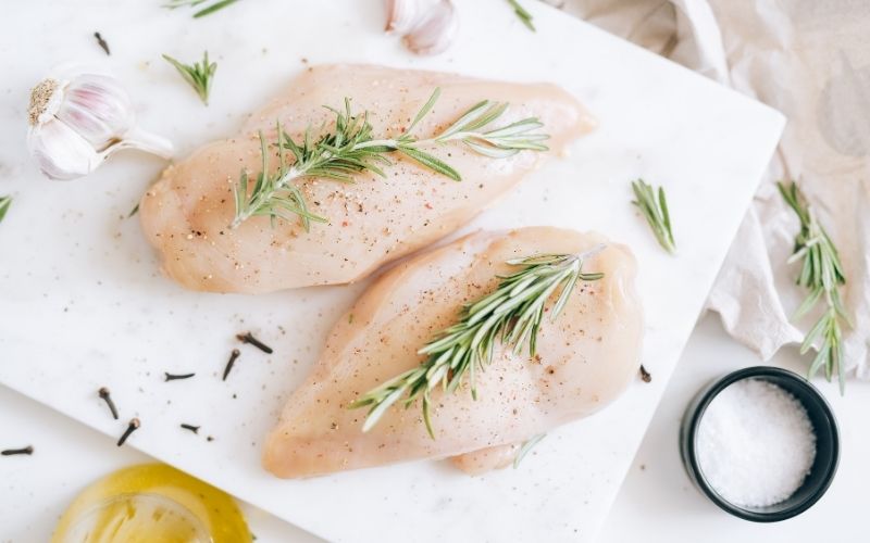 Ức gà là nguồn protein nạc hàng đầu, lý tưởng cho phát triển cơ bắp