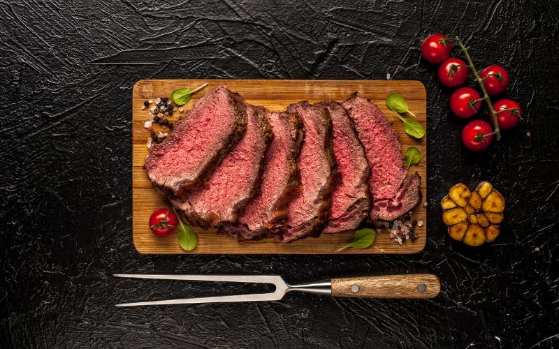 Thịt bò giàu protein, vitamin nhóm B và khoáng chất, cung cấp năng lượng cho vận động cường độ cao