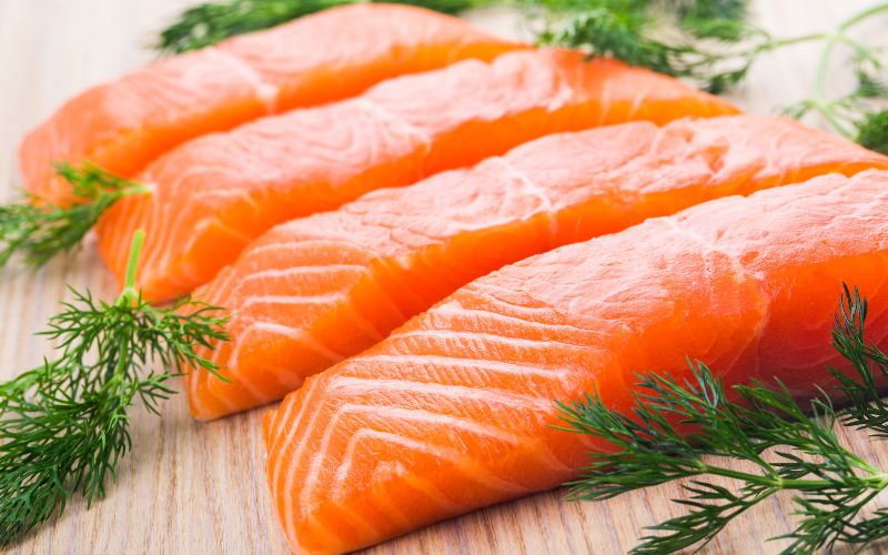 Cá hồi giàu protein, omega-3 và vitamin B, hỗ trợ tăng cơ, sức khỏe toàn diện