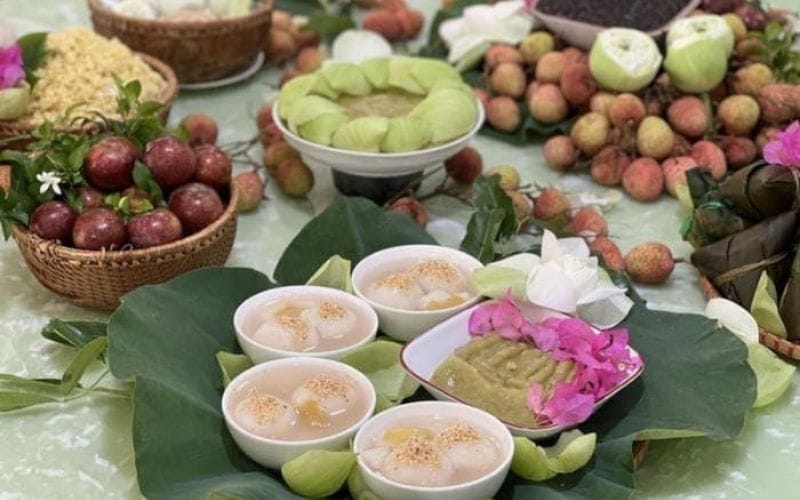 Mâm cúng Tết Đoan Ngọ miền Nam có cơm rượu, bánh ú Bá Trạng và chè trôi nước, thiên về vị ngọt