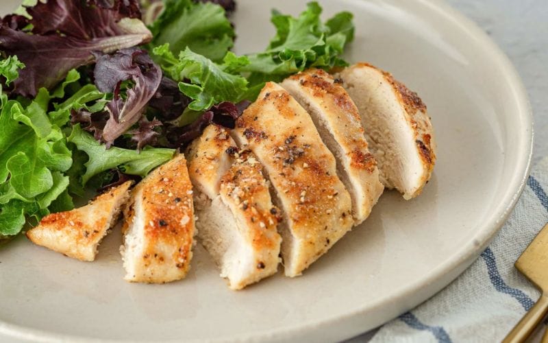 Ức gà: Nguồn protein cao, hỗ trợ xây dựng cơ bắp và duy trì năng lượng