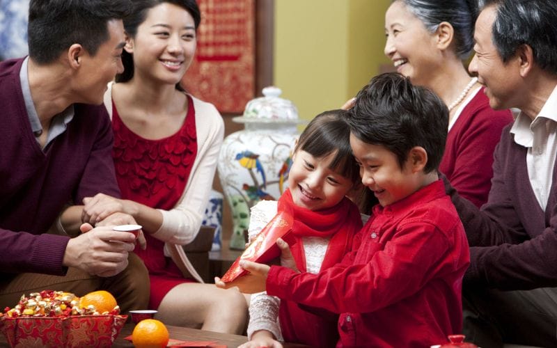 Temporarily setting aside the hustle and bustle, the Doan Ngo Festival is a moment for family members to cherish reunion