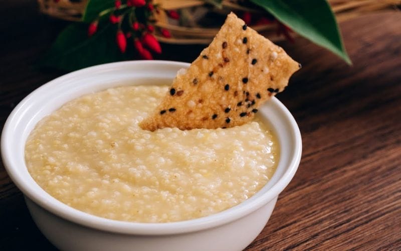 The Central region's offering tray includes duck meat and che ke to cool down and detoxify