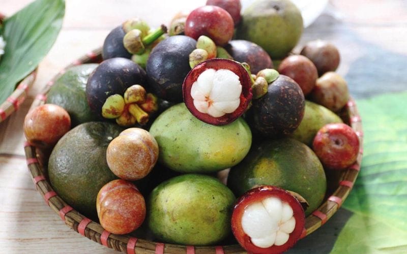 Enjoying seasonal fruits with the meaning of cleansing and abundance