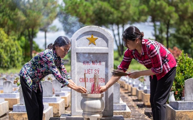 Tổ chức lễ dâng hương, đặt vòng hoa là hoạt động nổi bật trong ngày ngày Thương binh Liệt sĩ