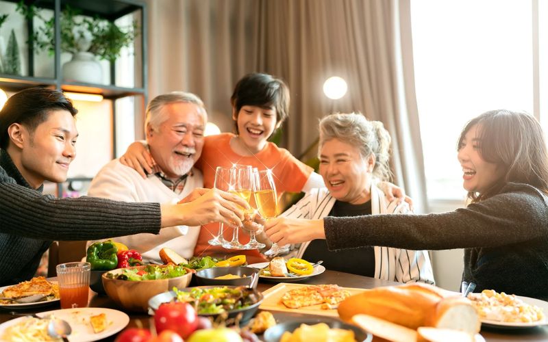 Các gia đình thường quây quần bên bữa cơm sum họp trong Ngày Gia đình Việt Nam