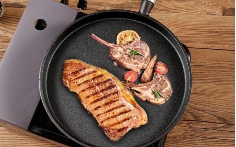 Chảo gang là dụng cụ lý tưởng để áp chảo thịt bò