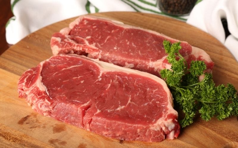 Thịt bò áp chảo ngon màu đỏ tươi xen lẫn những đường gân mỡ