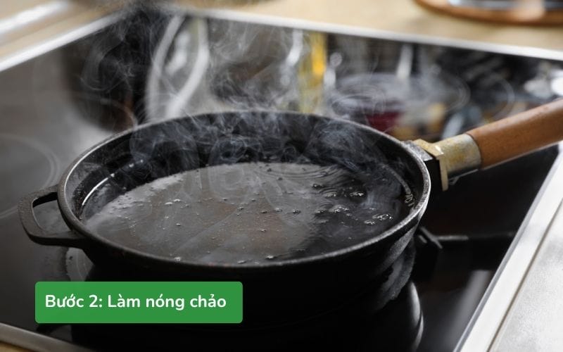 Làm nóng chảo đến khi dầu lăn tăn