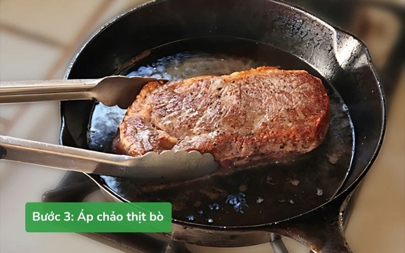 Áp chảo thịt bò để tạo lớp vỏ ngoài vàng đẹp mắt