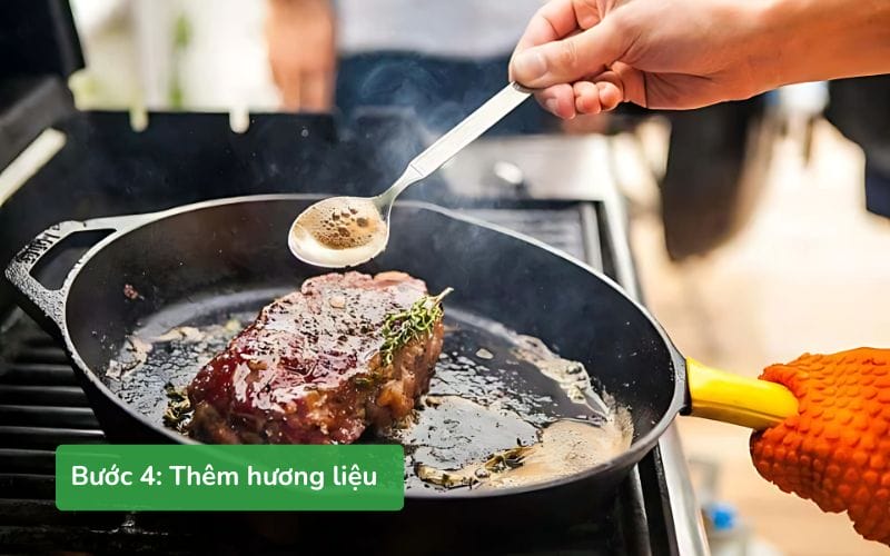 Thêm bơ lạt và hương liệu vào chảo để tăng hương vị