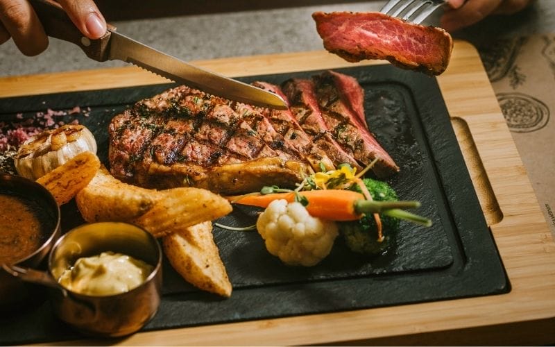 Món bò bít tết mềm, mọng nước nên thưởng thức cùng khoai tây đút lò, salad và một ly rượu vang