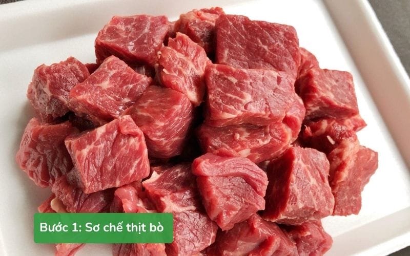 Thịt bò được cắt miếng vuông và ướp gia vị đều trong 15 phút