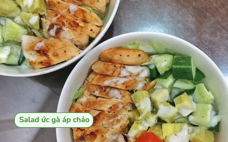 Salad ức gà áp chảo với thịt gà mềm ngọt kết hợp rau củ tươi giòn