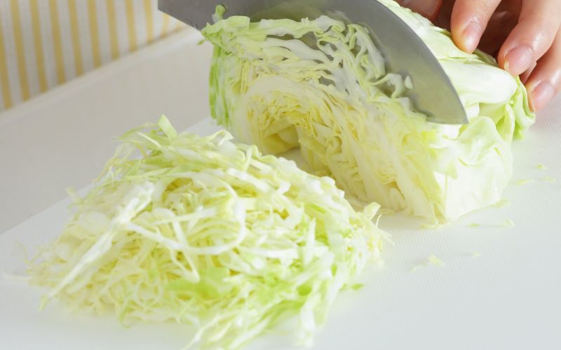 Dùng dao bén để thái sợi bắp cải đều, mảnh và đẹp mắt