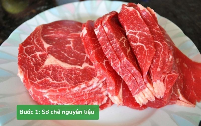 Thịt bò cần thái lát vừa ăn trước khi ướp