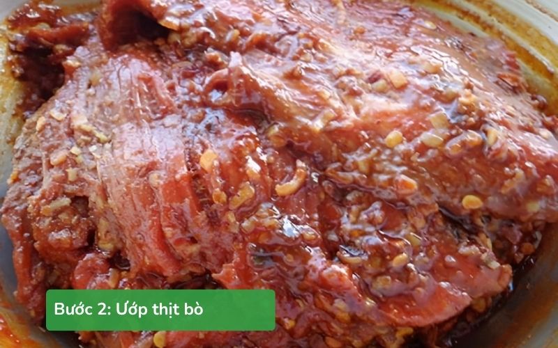 Ướp thịt bò với hỗn hợp gia vị để thấm đều và giữ hương vị đậm đà