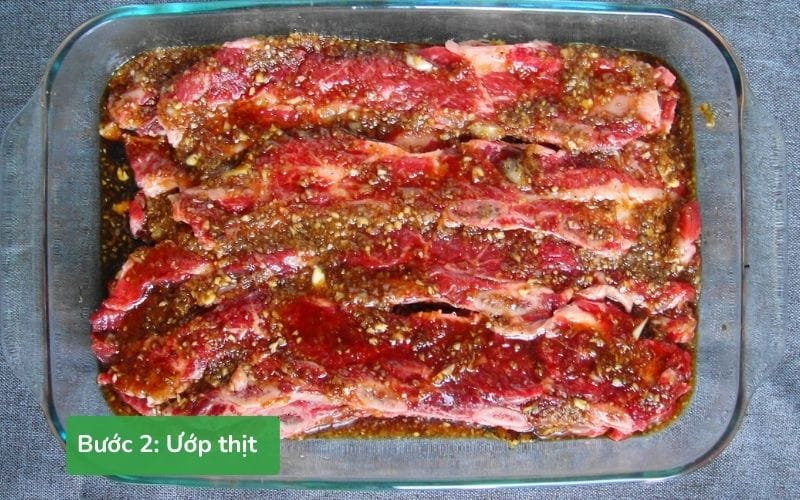 Thịt bò được ướp đều với sốt để thấm gia vị trước khi nướng