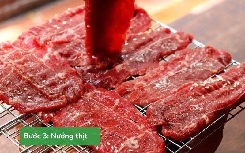 Nướng thịt trên vỉ than cho đến khi chín mềm, thơm lừng