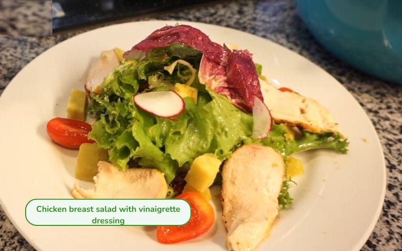 Vinaigrette chicken breast salad: refreshing, light, and full of nutrients