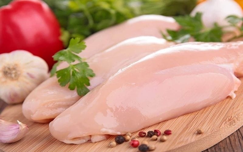 Choose fresh chicken breast with natural color and good elasticity