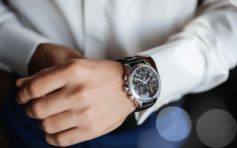 Wristwatch – a gift symbolizing punctuality and responsibility