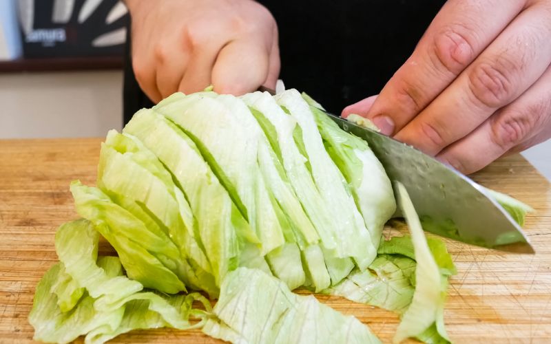 Square cabbage pieces make boiled dishes or kimchi more appealing and easier to eat
