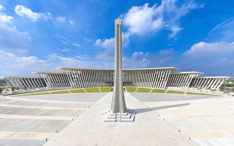 Tòa nhà chính nổi bật với tháp Chiến thắng cao 45m, biểu tượng năm độc lập 1945