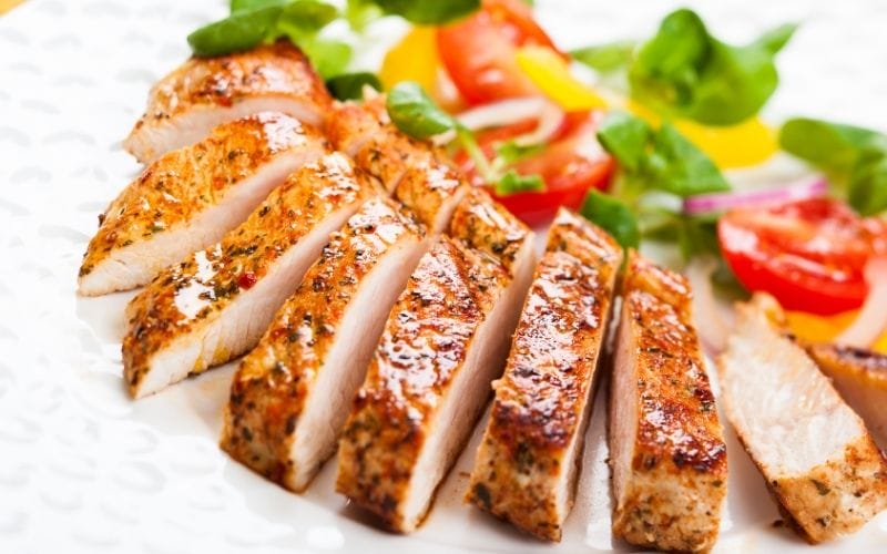Chicken breast supports weight loss thanks to its high protein content and low calories