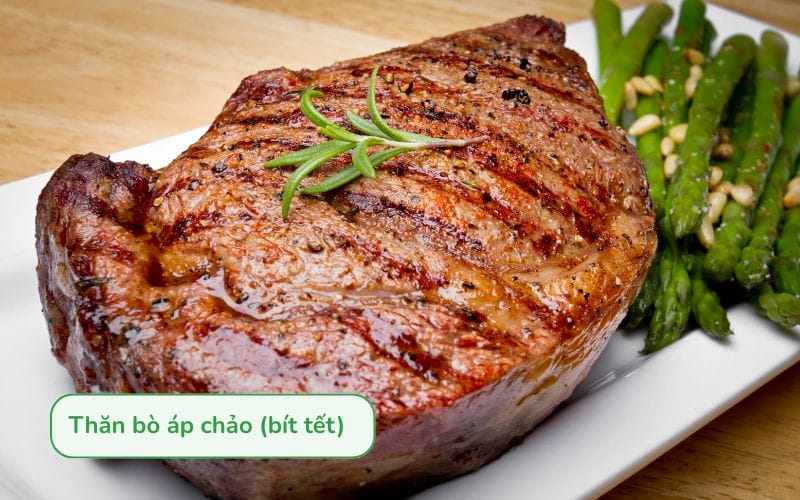 Miếng thăn bò áp chảo chín mềm, mọng nước, chuẩn vị bít tết phương Tây