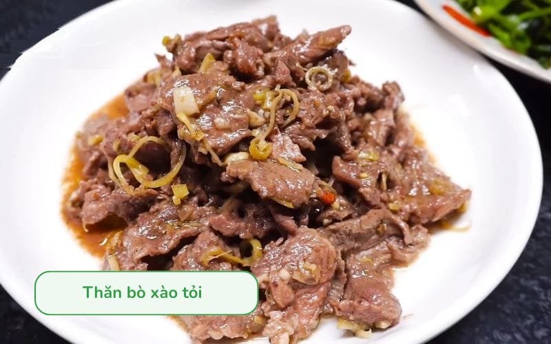Thăn bò xào tỏi thơm lừng, mềm ngọt, thích hợp cho bữa cơm gia đình