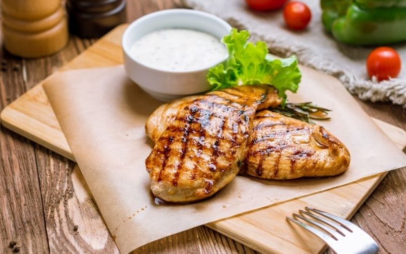 Ức gà là nguồn protein nạc, ít calo và chất béo