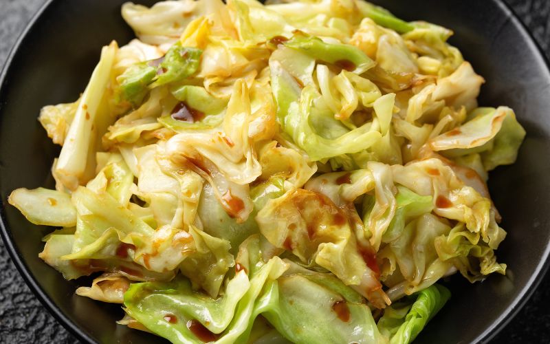 Stir-fried cabbage with tomatoes is a dish with harmonious colors and a light flavor