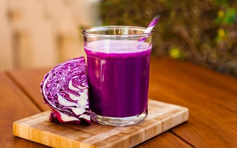 Nước ép bắp cải tím và táo mát lạnh, giàu vitamin và chất xơ