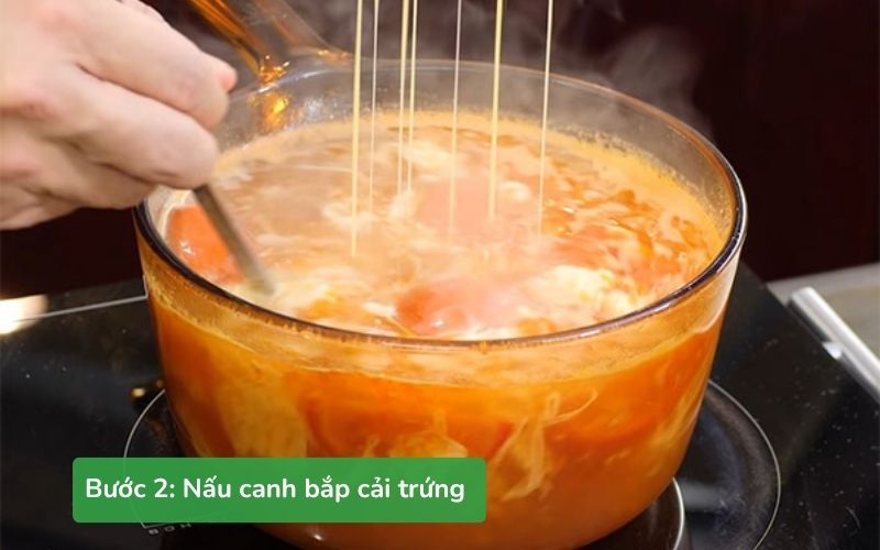 Trứng được đổ từ từ để tạo vân đẹp mắt trong nước canh
