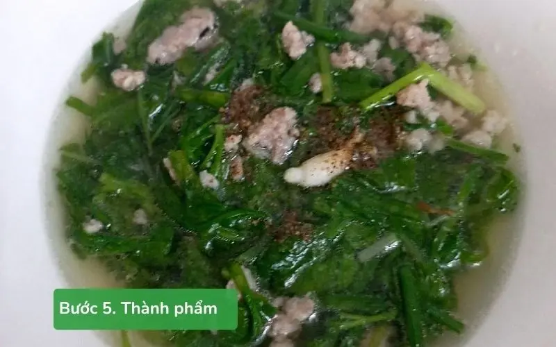 Tô canh cải xanh thịt bằm có màu sắc hài hòa, mùi thơm hấp dẫn