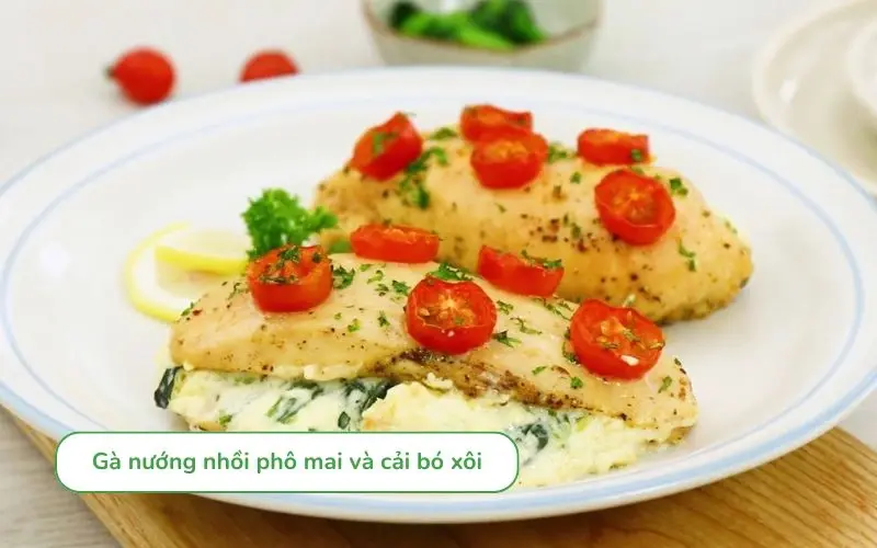 Gà nướng nhồi phô mai và cải bó xôi đậm đà