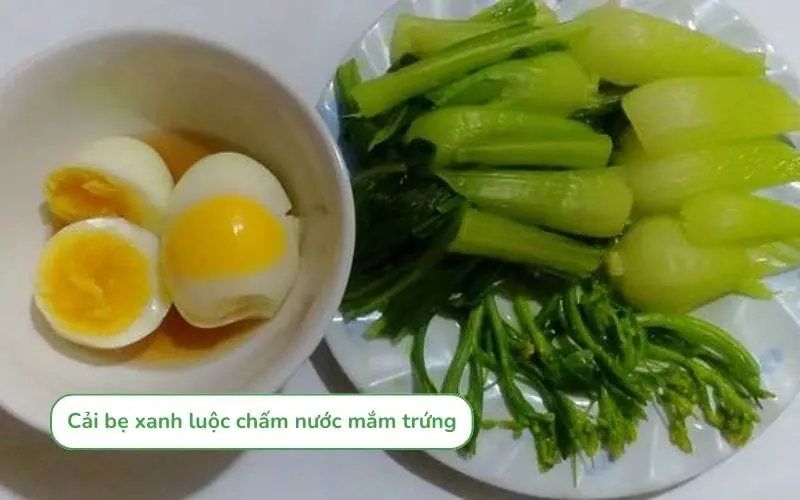 Cải bẹ xanh luộc chấm nước mắm trứng là món ăn dân dã, dễ chế biến