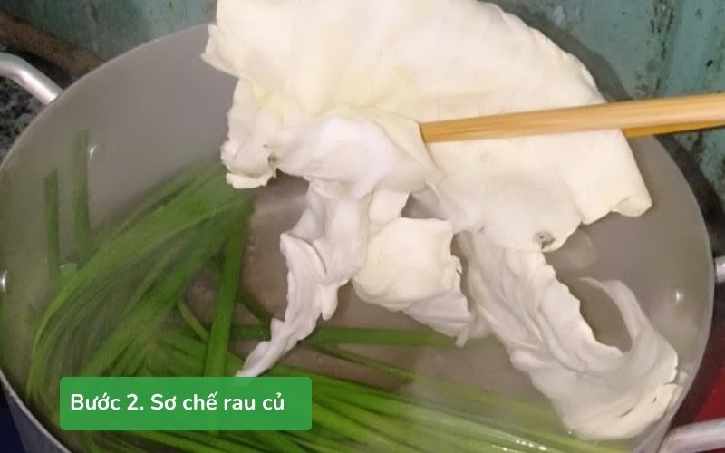 Sơ chế bắp cải và lá hẹ trước khi cuộn