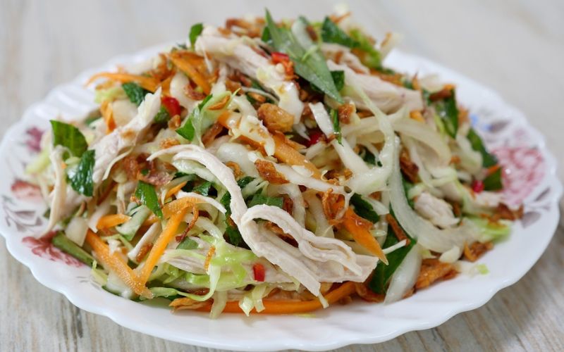 Chicken and cabbage salad with laksa leaves is refreshing, suitable for a weight-loss diet