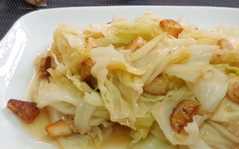Stir-fried cabbage with garlic is appealing with its pungent aroma and natural sweetness