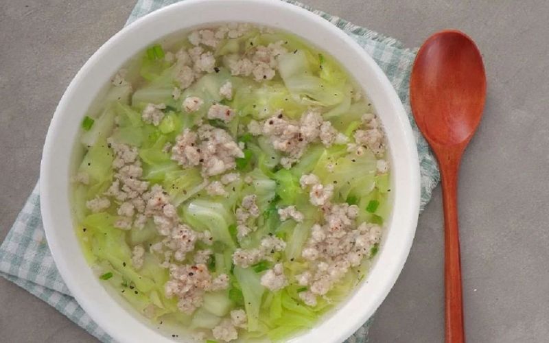 Minced meat cabbage soup is refreshing, suitable for family meals