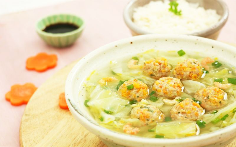 Cabbage soup with shrimp and meatballs is nutritious and easy to eat